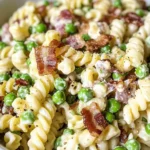 Cremiger Nudelsalat mit Erbsen und Putenspeck genießen