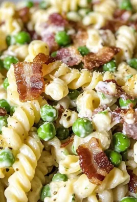 Cremiger Nudelsalat mit Erbsen und Putenspeck genießen