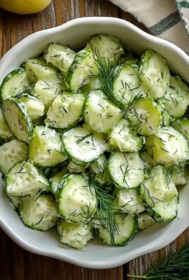 Erfrischender Gurkensalat mit Schmand und Dill