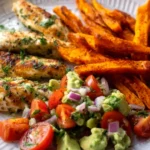 Gegrilltes Kräuterhähnchen mit Süßkartoffel-Pommes & Avocado-Salsa