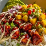 Maple Sriracha Hähnchen mit Kokosreis & Mango-Avocado-Salsa